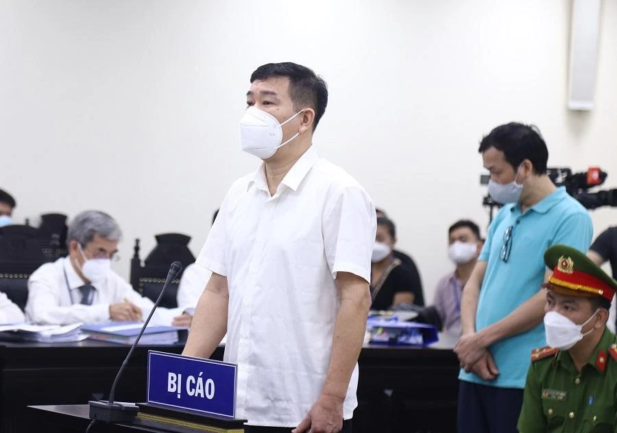 Bị cáo Phùng Anh Lê (áo trắng) tại tòa. Ảnh: UYÊN TRANG