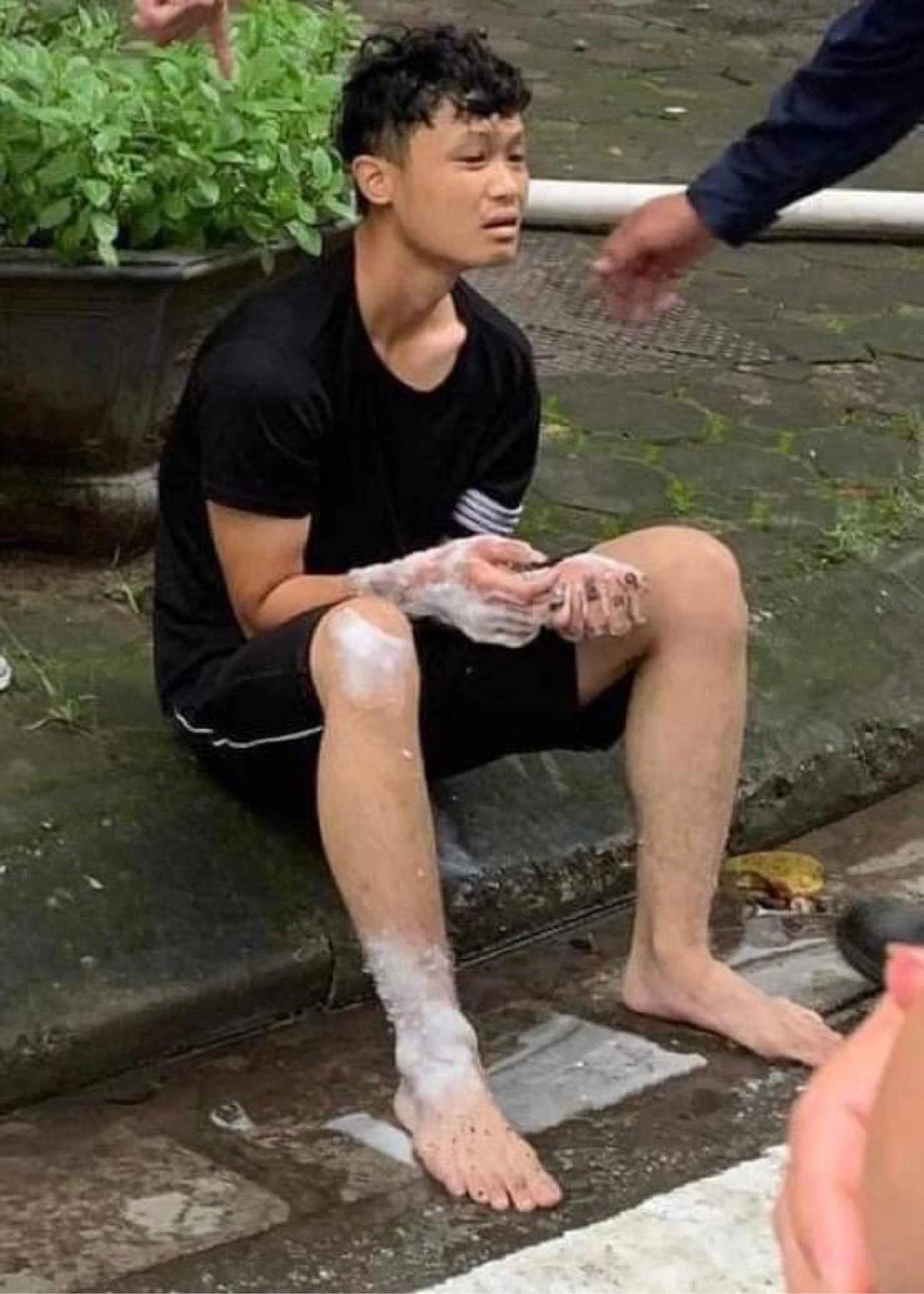 Hạ sỹ Trần Tiến Đạt bị thương trong khi thực hiện nhiệm vụ. Ảnh: D.H