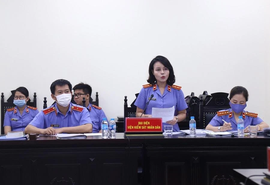 Đại diện VKS đề nghị mức án đối với các bị cáo. Ảnh: UYÊN TRANG