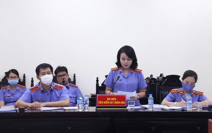 Đại diện VKS đề nghị mức án đối với các bị cáo. Ảnh: UYÊN TRANG