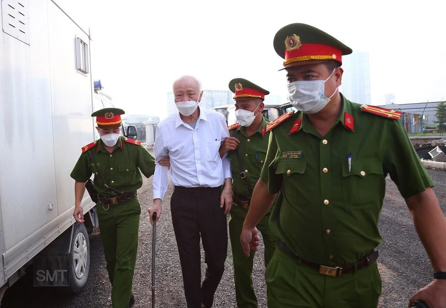 Bị cáo Nguyễn Văn Minh chống gậy đến tòa