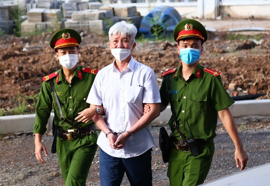 Phiên tòa dự kiến kéo dài 20 ngày, kể cả thứ Bảy và Chủ nhật, do thẩm phán Vũ Quang Huy ngồi ghế chủ tọa. Bốn kiểm sát viên thuộc VKSND TP Hà Nội được phân công thực hành kiểm sát tố tụng.