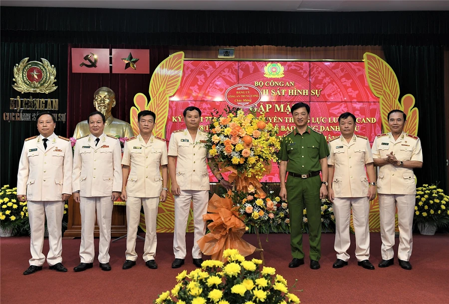 Thứ trưởng Nguyễn Duy Ngọc tặng lẵng hoa chúc mừng Cục Cảnh sát hình sự. Ảnh: BCA