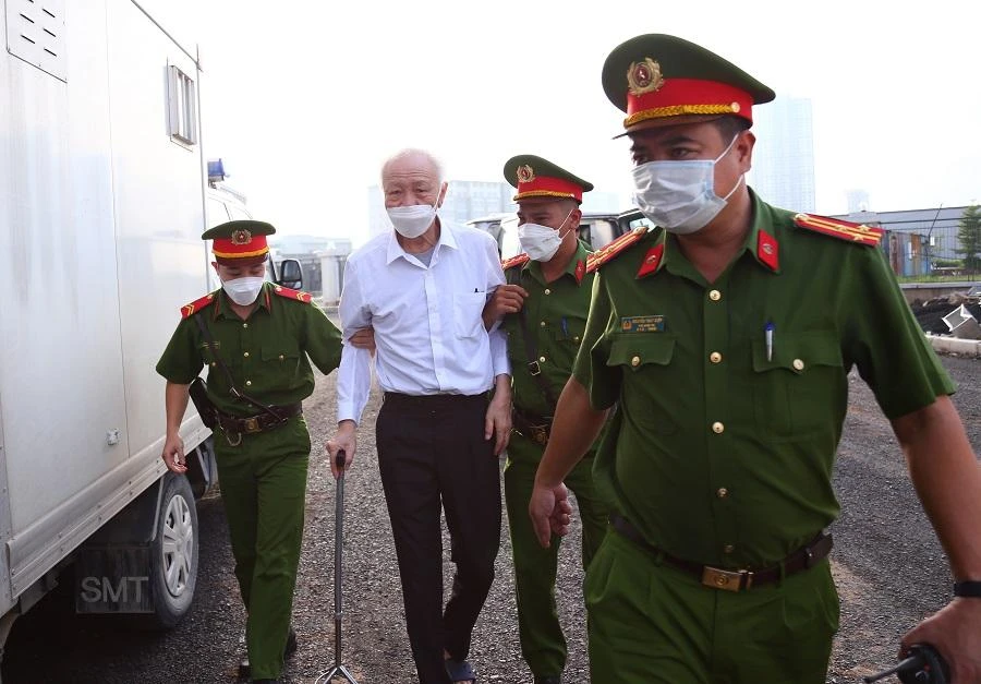 Bị cáo Nguyễn Văn Minh chống gậy ba-toong đến tòa