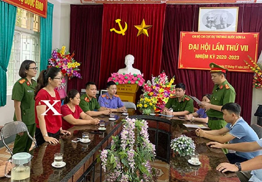 Bắt giam Phó Chi cục trưởng Chi cục Dự trữ Nhà nước Sơn La (dấu X). Ảnh: CA Bắt giam Phó Chi cục trưởng Chi cục Dự trữ Nhà nước Sơn La (dấu X). Ảnh: CA