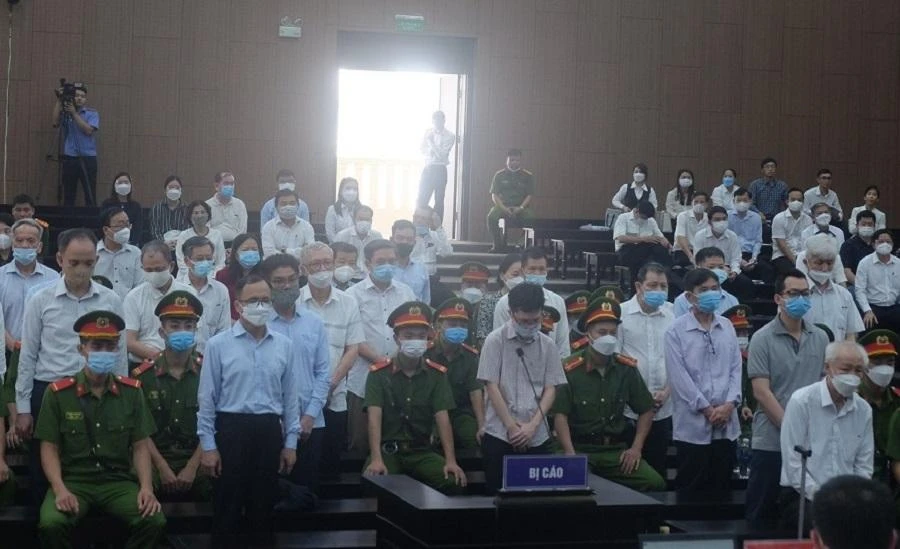 Các bị cáo trong vụ bán rẻ "đất vàng" Bình Dương. Ảnh: UYÊN TRANG