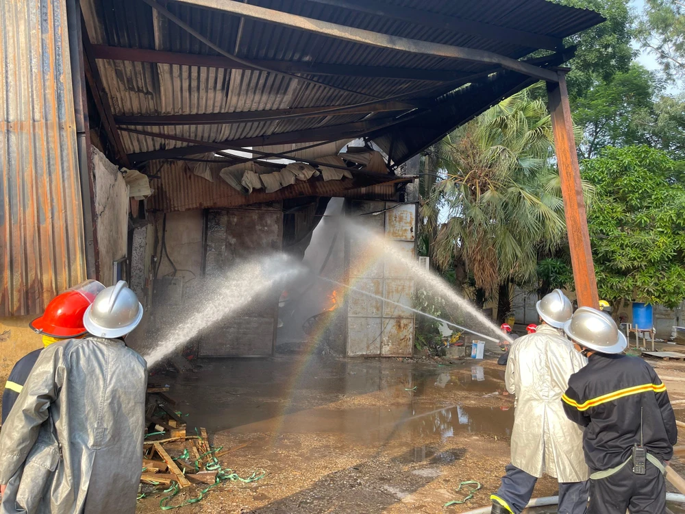 Lực lượng chữa cháy phun nước dập lửa