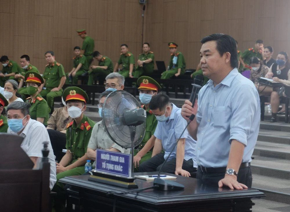 Đại diện Tỉnh ủy Bình Dương trình bày quan điểm tại tòa. Ảnh: UYÊN TRANG