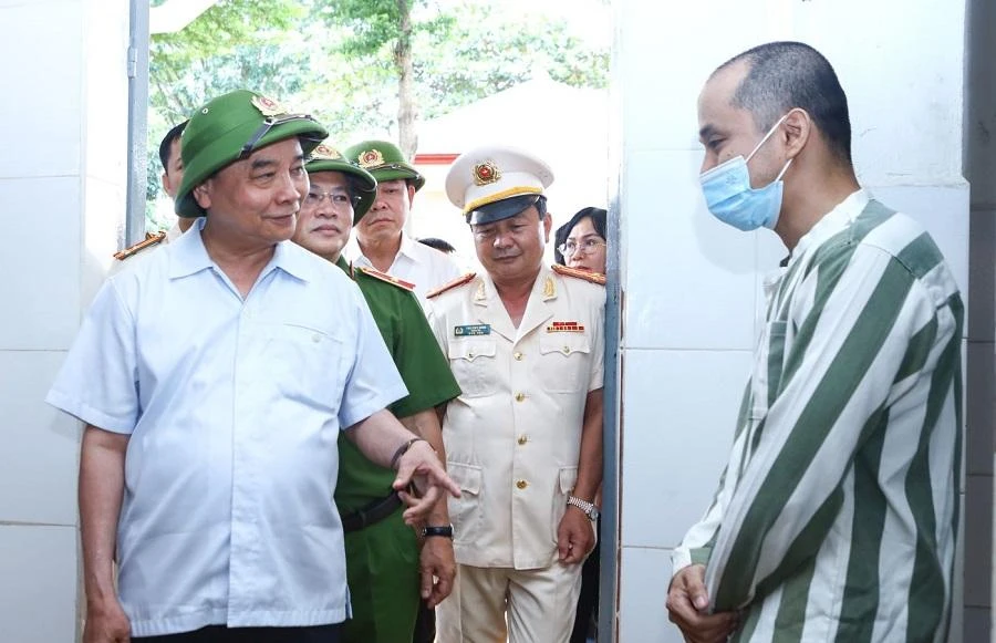 Chủ tịch nước Nguyễn Xuân Phúc thăm và kiểm tra công tác đặc xá tại phân trại số 1 thuộc trại giam Xuân Lộc. Ảnh: VPCTN