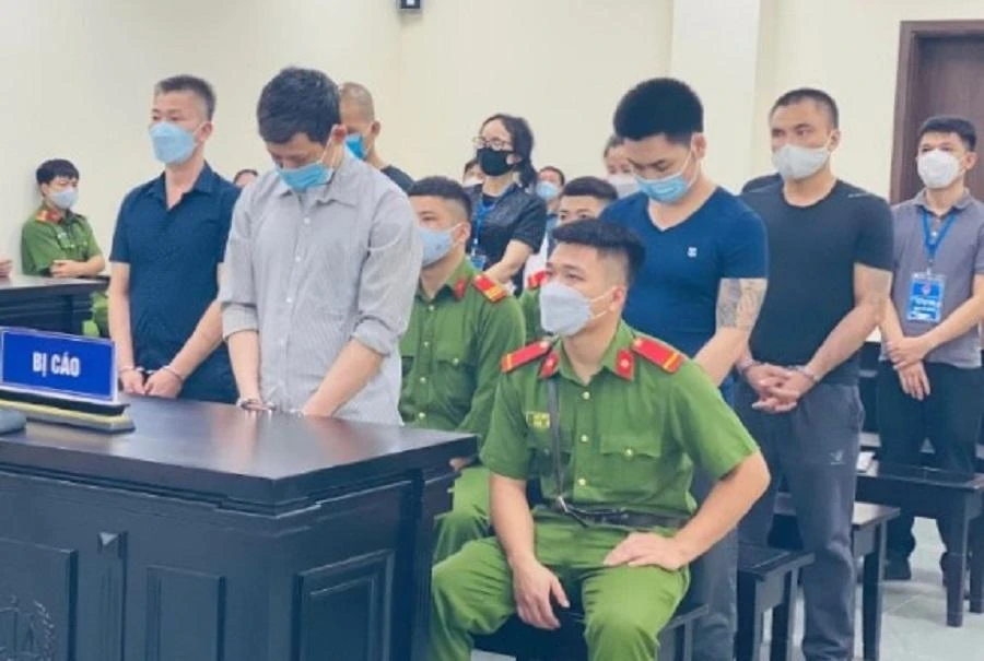 Các bị cáo (đứng) trong vụ án. Ảnh: UYÊN TRANG