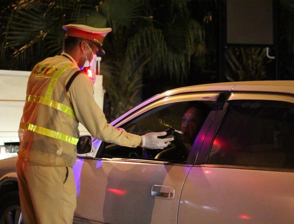 CSGT kiểm tra nồng độ cồn đối với tài xế. Ảnh: UYÊN TRANG CSGT kiểm tra nồng độ cồn đối với tài xế. Ảnh: UYÊN TRANG