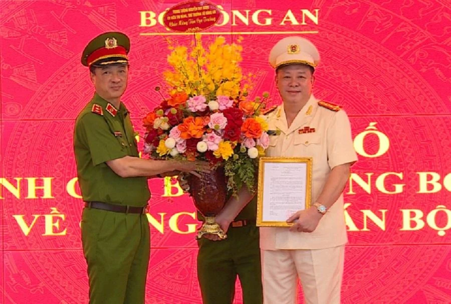 Thứ trưởng Nguyễn Duy Ngọc trao quyết định điều động giữ chức vụ Cục trưởng Cục C06 đối với Đại tá Nguyễn Quốc Hùng. Ảnh: CAND Thứ trưởng Nguyễn Duy Ngọc trao quyết định điều động giữ chức vụ Cục trưởng Cục C06 đối với Đại tá Nguyễn Quốc Hùng. Ảnh: CAND