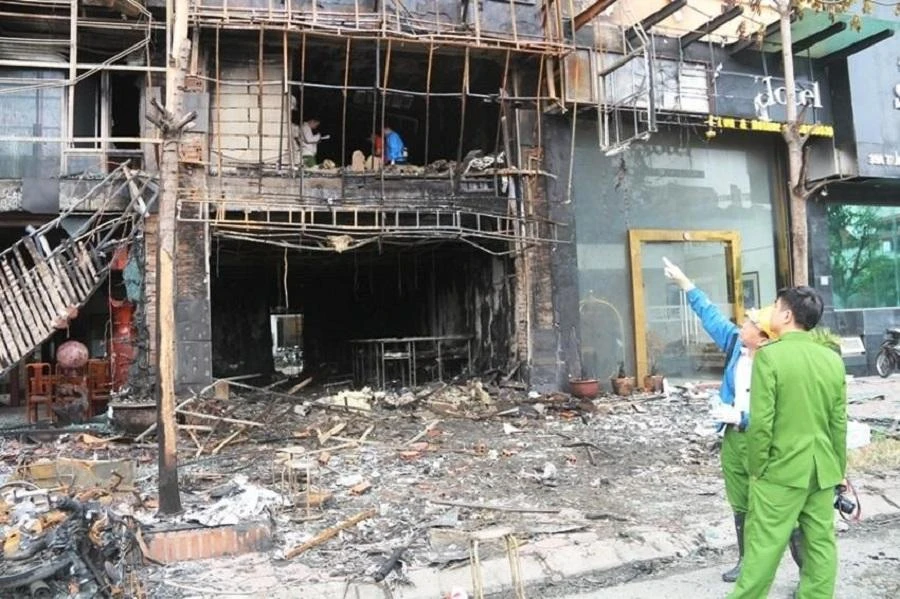 Hiện trường vụ cháy quán karaoke trên đường Trần Thái Tông, Hà Nội khiến 13 người chết. Ảnh: ĐẶNG TRUNG