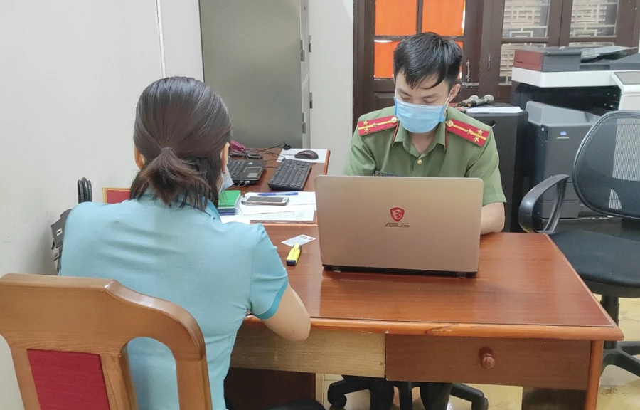 Chị NTH đến cơ quan công an trình báo về vụ việc của mình. Ảnh: CA