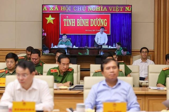 Các đại biểu tại đầu cầu Hà Nội lắng nghe Chủ tịch UBND tỉnh Bình Dương Võ Văn Minh báo cáo về bài học rút ra từ vụ cháy ngày 6/9 - Ảnh: VGP Các đại biểu tại đầu cầu Hà Nội lắng nghe Chủ tịch UBND tỉnh Bình Dương Võ Văn Minh báo cáo về bài học rút ra từ vụ cháy ngày 6/9 - Ảnh: VGP