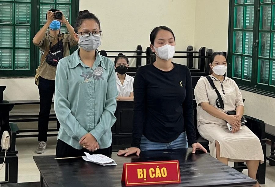 Hai nữ bị cáo tại tòa. Ảnh: UYÊN TRANG