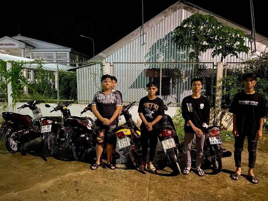 Năm người bị công an ngăn chặn trong cuộc đua xe trái phép. Ảnh: CACC