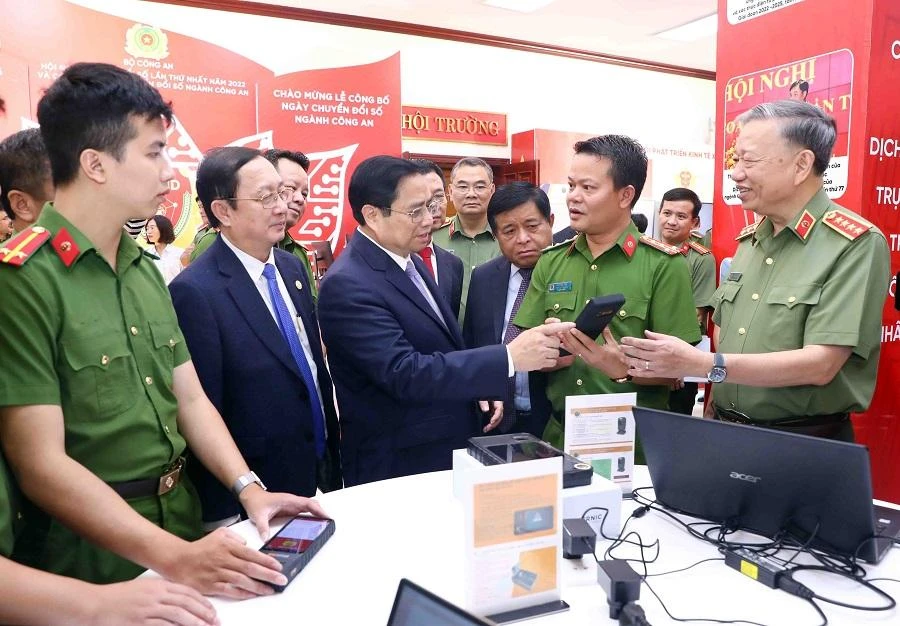 Thủ tướng cùng lãnh đạo các bộ, ngành tại hội nghị chuyển đổi số ngành công an sáng 10-10. Ảnh: T.K