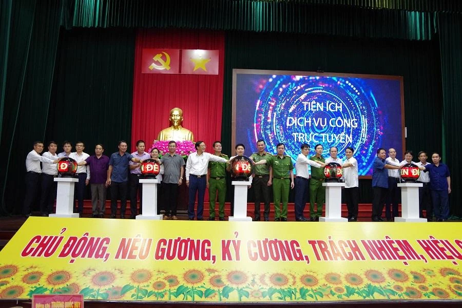 Tại hội nghị, các đơn vị ký kết trong việc triển khai Đề án 06 thời gian tới. Ảnh: UYÊN TRANG