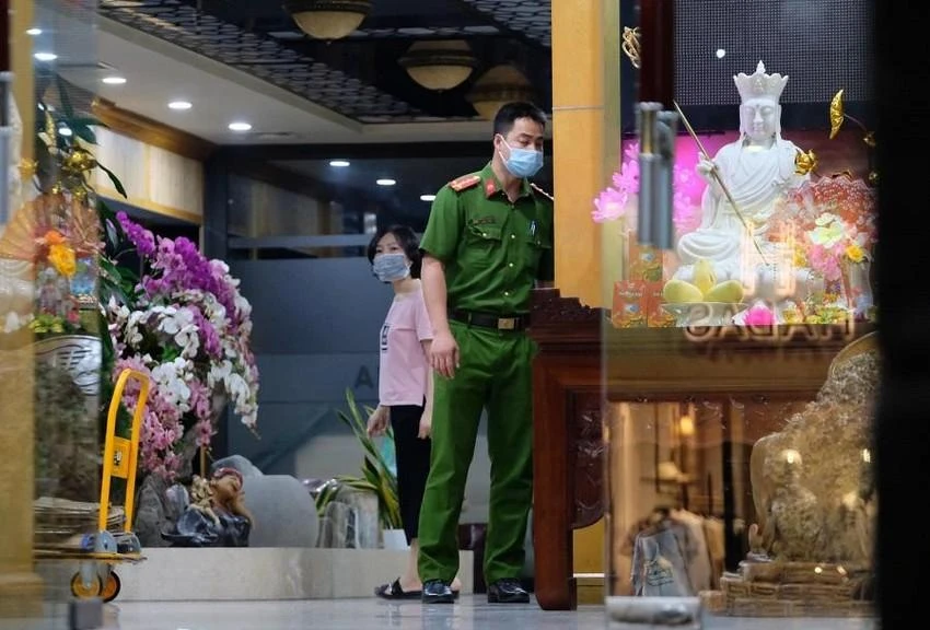 Cán bộ công an thực hiện nhiệm vụ bên trong trụ sở AIC, tại thời điểm thông tin khởi tố vụ án được công bố hồi tháng 4-2022. Ảnh: UYÊN TRANG