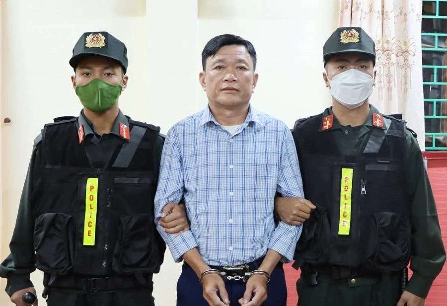 Bị can Lý Chà Lối (giữa) tại thời điểm bị bắt giữ. Ảnh: CACC