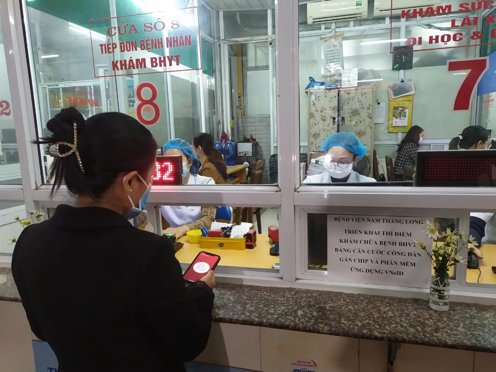 Người dân sử dụng tài khoản định danh điện tử để khám chữa bệnh. Ảnh: UYÊN TRANG