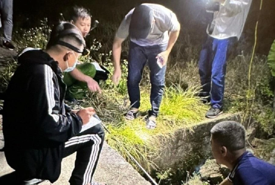 Lực lượng công an khám nghiệm hiện trường, nơi hài cốt ông LST bị đào lên rồi mang giấu. Ảnh: Báo Thái Bình