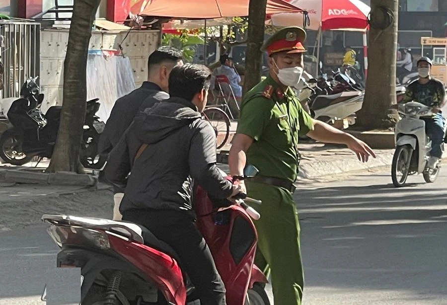 Lực lượng công an phường tại Hà Nội xử lý vi phạm giao thông. Ảnh: TP