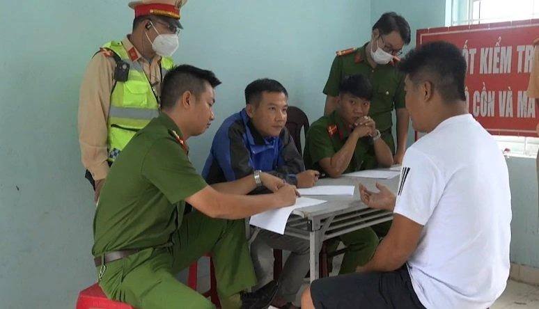 Lực lượng công an làm việc với tài xế xe đầu kéo. Ảnh: CACC