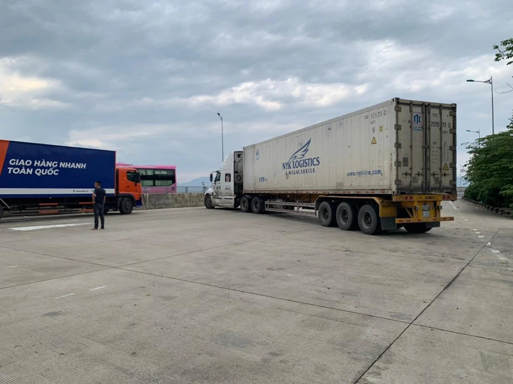 Tuấn điều khiển xe chặn ngang cao tốc Đà Nẵng - Quảng Ngãi, khiến xảy ra ùn tắc. Ảnh: CACC