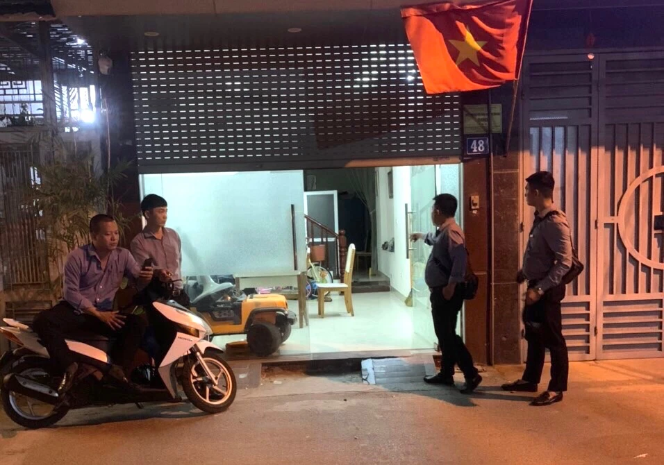 Nhóm đối tượng kéo đến nhà, gây xáo trộn cuộc sống gia đình con nợ. Ảnh: CACC