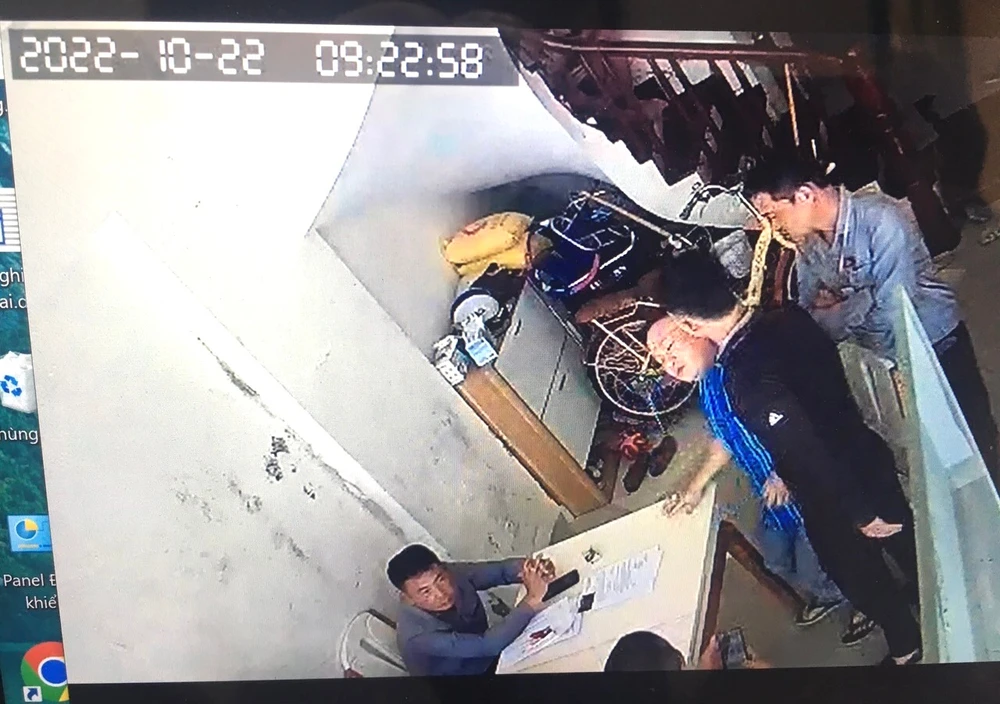 Nhóm đối tượng đe dọa, gây sức ép đối với ông A. Ảnh: CACC