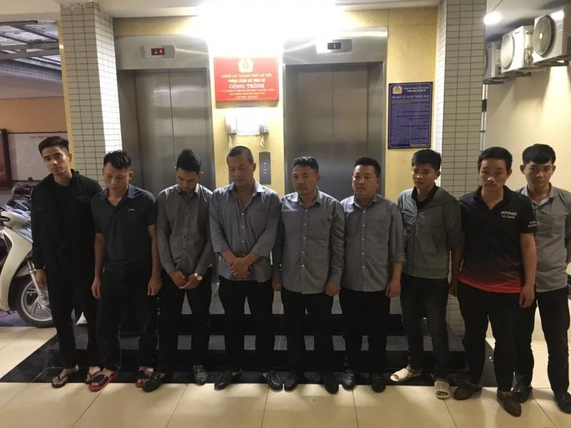 Nhóm nghi phạm tại cơ quan công an. Ảnh: CACC