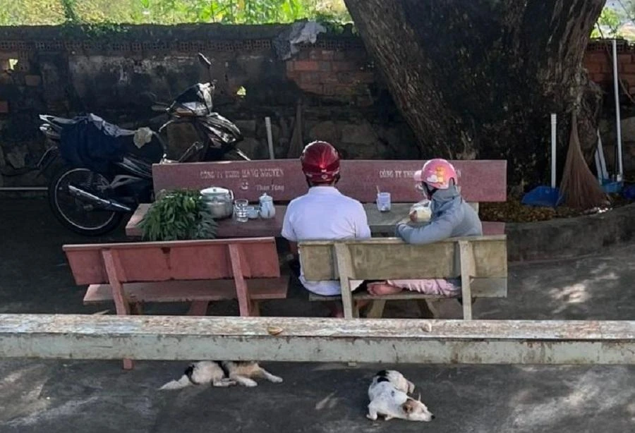 Người phụ nữ được chồng tới đón về nhà. Ảnh: CACC