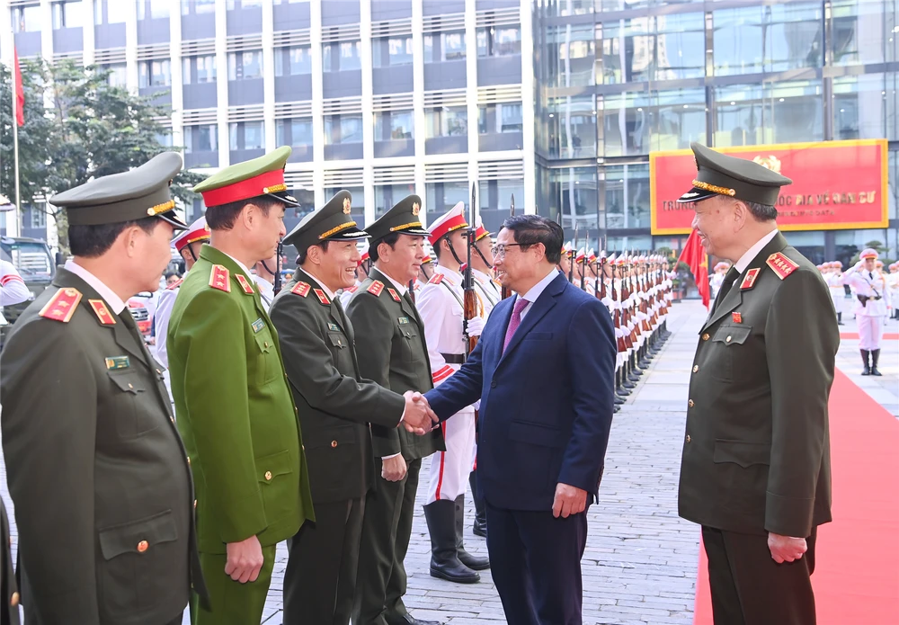 Thủ tướng Chính phủ Phạm Minh Chính duyệt Đội danh dự Công an nhân dân. Ảnh: BCA