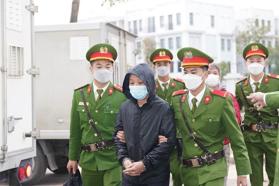 Một bị cáo trong vụ AIC đến tòa sáng 21-12. Ảnh: UYÊN TRANG