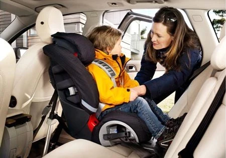 An toàn cho trẻ nhỏ khi đi ô tô