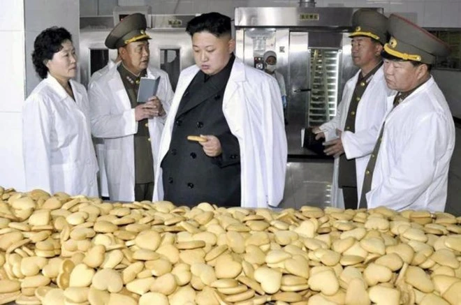 Nhà lãnh đạo Kim Jong-un đang đi kiểm tra một nhà máy sản xuất bánh kẹo củaTriều Tiên.