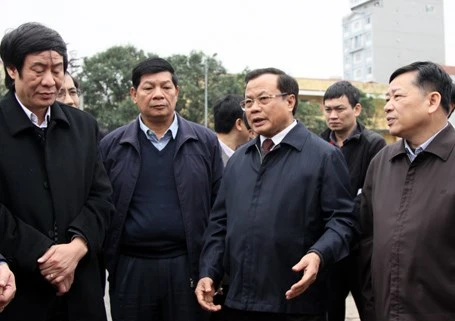 Bí thư Phạm Quang Nghị cùng Phó Chủ tịch Nguyễn Văn Khôi và Giám đốc Sở GTVT Nguyễn Quốc Hùng trong lần đi khảo sát thực địa tại "con đường đắt nhất hành tinh".