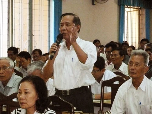 Cử tri quận Thanh Khê phát biểu ý kiến tại cuộc tiếp xúc cử tri của đoàn đại biểu Quốc hội đơn vị TP Đà Nẵng sáng 28/4 (Ảnh: HC)