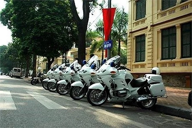 Siêu môtô BMW R1150RT-P dẫn đoàn của Phòng Cảnh sát Giao thông đường bộ-đường sắt Công an TPHCM.