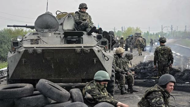 Các binh sĩ Ukraine ở thành phố miền đông Slaviansk hôm 2/5.