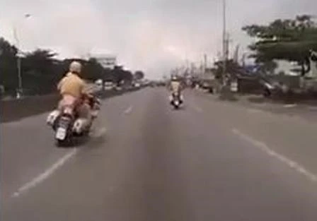 Một số hình ảnh tổ CSGT dùng "biện pháp nghiệp vụ" để bảo vệ đoàn đua (Ảnh cắt từ clip)