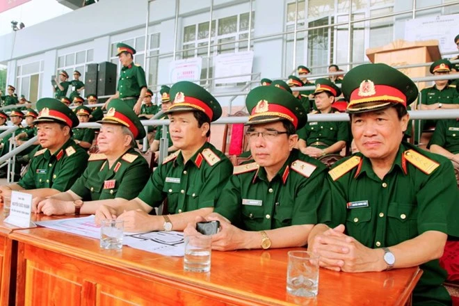 Lãnh đạo quân đội T.Ư và địa phương theo dõi màn biểu diễn múa súng nghệ thuật.