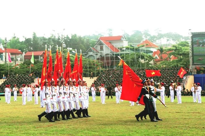 Cờ của các sư đoàn quân diễu qua lễ đài