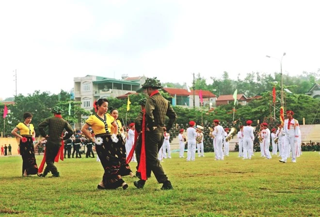 'Qua miền Tây Bắc' hân hoan mừng chiến thắng để 'Hát mãi khúc quân hành'