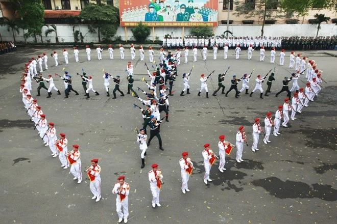 Múa súng thể hiện nhiệt huyết 'Trái tim người chiến sĩ' anh hùng