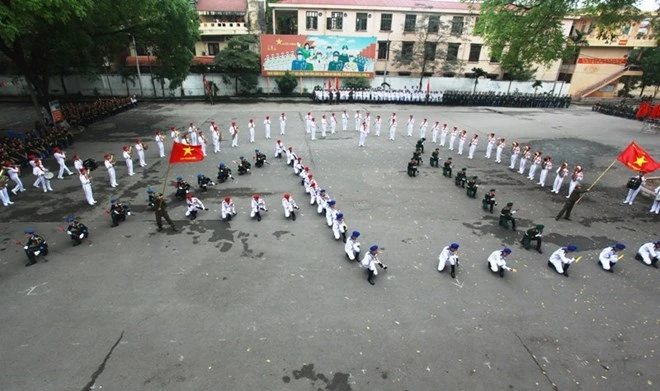 Múa súng chạy chữ thể hiện địa danh lịch sử đồi A-1