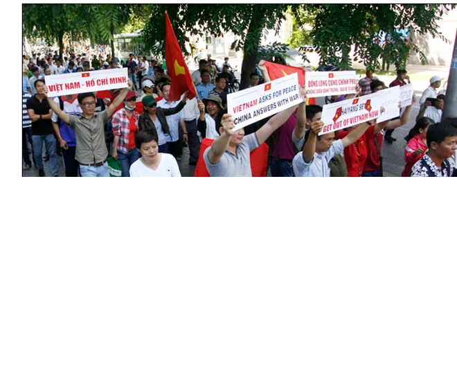 Việt Nam tuần hành hòa bình phản đối Trung Quốc lên báo chí quốc tế ảnh 9