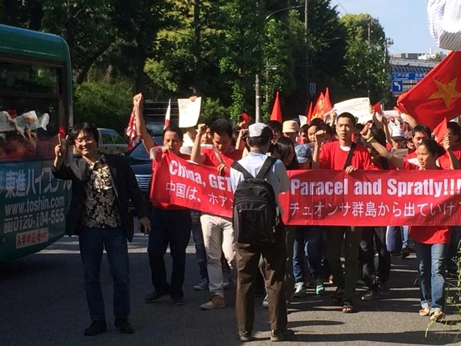 Người Việt tại Nhật phản đối trước Sứ quán Trung Quốc ảnh 12